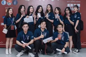 Nguyễn Tống Bảo Minh (ở giữa hàng thứ nhất), tham gia một cuộc thi ở trường. Ảnh: NVCC