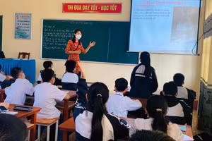 Giáo viên và học sinh Trường THCS Nam Sách (Nam Sách, Hải Dương). Ảnh: Đức Trí 