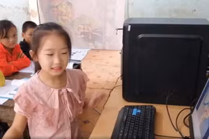 Tiết thực hành Tin học của học sinh Trường PTBT Tiểu học Sủng Máng. Ảnh: NTCC