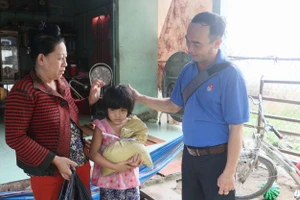 Thầy Lê Trung Lành - Tổng phụ trách Đội Trường Tiểu học Phú Quới C, huyện Long Hồ, tỉnh Vĩnh Long (phải).