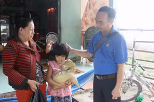 Thầy Lê Trung Lành - Tổng phụ trách Đội Trường Tiểu học Phú Quới C, huyện Long Hồ, tỉnh Vĩnh Long (phải).