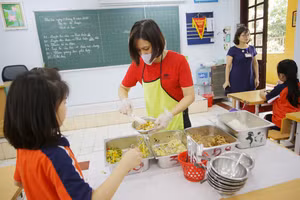 Cần cộng đồng trách nhiệm trong việc kiểm soát nguồn thực phẩm cũng như chất lượng dinh dưỡng trong các bếp ăn trường học. Ảnh minh họa