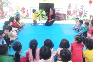 Cô Trần Thị Hiền Hòa trong giờ lên lớp. Ảnh: NVCC