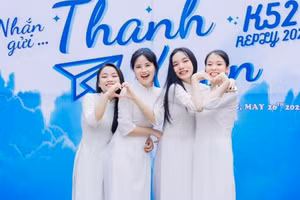 Nữ sinh Hà Thanh Thủy (ngoài cùng bên phải) và các bạn trong lớp 12A1, Trường THPT Quế Phong, Nghệ An.