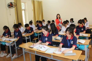 Cô Diệp trong một giờ dạy môn Địa lí lớp 10. Ảnh: Minh Cương