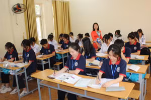 Cô Diệp trong một giờ dạy môn Địa lí lớp 10. Ảnh: Minh Cương