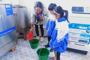 Học sinh Trường Phổ thông DTBT Tiểu học Phăng Sô Lin lấy nước ấm về sinh hoạt cá nhân.