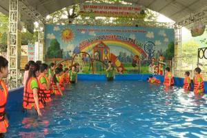 Thực hành bơi tại bể bơi của trường. Ảnh: NTCC