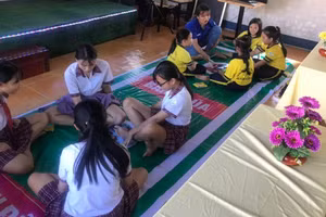 Trẻ em xã đảo Thạnh An hào hứng với các trò chơi tại “Điểm sinh hoạt văn hóa cộng đồng”.