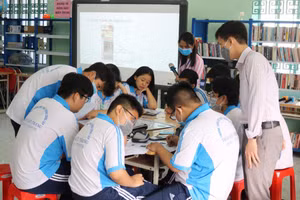 Việc triển khai 35% chương trình giáo dục bằng hình thức trực tuyến, học sinh được ôn tập, củng cố kiến thức, sinh hoạt ngoài giờ trên lớp. Ảnh: Hồ Phúc