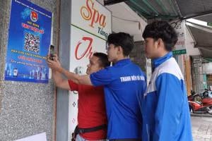 Đoàn viên thanh niên hướng dẫn quét mã QR Code để vào ứng dụng Thư viện số - Đọc sách thông minh.