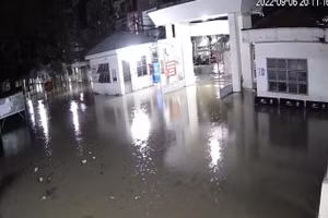 Khu vực sân Trường THPT Nguyễn Hữu Cảnh mênh mông nước sau một cơn mưa.