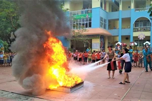 Nhiều trường học đã dạy cho trẻ cách thoát hiểm khi có đám cháy. Ảnh minh họa