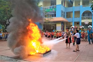 Nhiều trường học đã dạy cho trẻ cách thoát hiểm khi có đám cháy. Ảnh minh họa