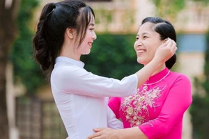 Niềm vui rạng ngời của mẹ ngày con tốt nghiệp lớp 12. Ảnh: Hà Hậu