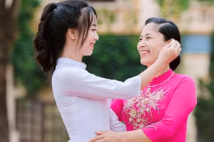 Niềm vui rạng ngời của mẹ ngày con tốt nghiệp lớp 12. Ảnh: Hà Hậu