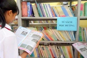 Nhiều trường đã tổ chức “tủ sách dùng chung” để học sinh chủ động sử dụng. Ảnh: INT 