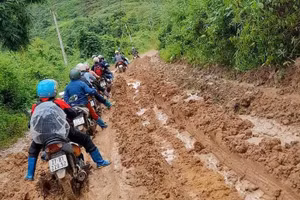 Rời bục giảng, nhiều thầy cô ở Trường Mầm non Pú Hồng “hóa thân” thành dân buôn, rong ruổi trên những con đường gập ghềnh, trơn trượt. 