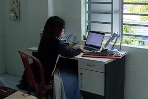 Em Lê Thị Lâm Như, sinh viên Trường Đại học Bách khoa (Đại học Đà Nẵng) sử dụng wifi miễn phí để phục vụ việc học tập. 