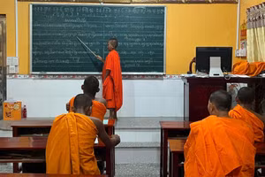 Sư Thonl dạy chữ Khmer cho các sư vào chùa tu trả hiếu. Ảnh: TG
