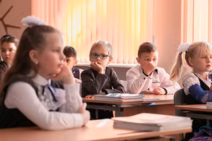 Học sinh Ukraine sẽ phải đối mặt với nhiều thay đổi mạnh mẽ về an ninh. Ảnh: Visitukraine 