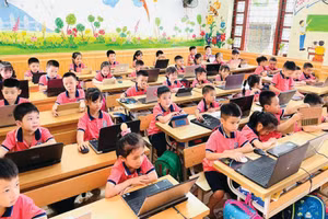 Học sinh Tiểu học Hà Nội trong tiết học làm quen với máy tính. Ảnh: INT;