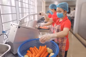 Đội ngũ nhân viên bếp tại Trường Mầm non Ngô Thì Nhậm (Hà Đông, Hà Nội). Ảnh: TG