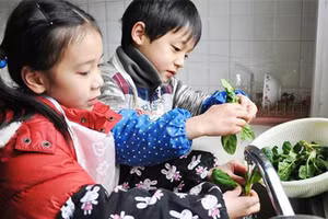 Cha mẹ có thể biến việc nhà thành một nhiệm vụ để trẻ vượt qua. Ảnh minh họa.