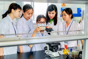 Sinh viên ngành Công nghệ thực phẩm, Trường ĐH Công nghiệp Thực phẩm TPHCM trong giờ nghiên cứu. Ảnh: Anh Tú