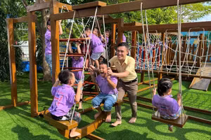 Thầy Lê Công Sự luôn được học sinh và phụ huynh tin tưởng, yêu mến. Ảnh: TG