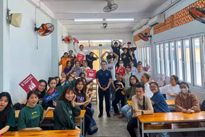 Trong 2 năm qua, Phong đã hỗ trợ hơn 100 sinh viên học tiếng Anh miễn phí tại trung tâm của mình.