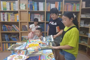 Nhiều phụ huynh cùng con mua sắm sách vở, đồ dùng học tập. Ảnh: TG