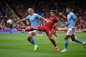 Liverpool (áo đỏ) đánh bại Man City trong trận tranh Siêu cúp Anh.