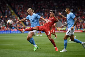 Liverpool (áo đỏ) đánh bại Man City trong trận tranh Siêu cúp Anh.