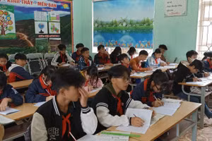 Giờ học của học sinh Trường PTDTBT THCS xã Lâm Ca (huyện Đình Lập, tỉnh Lạng Sơn). Ảnh: NTCC