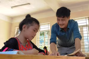 Thầy Hàn Thế Vượng và học trò tại Trường Tiểu học Phú Sơn (Quan Hóa, Thanh Hóa). Ảnh: Hồng Đức