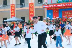 Thầy Đào Chí Mạnh (giữa), Hiệu trưởng Trường Tiểu học Hội Hợp B, người tâm huyết và tích cực thay đổi để xây dựng trường học hạnh phúc. Ảnh: NTCC 