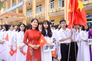 Cô Vũ Thị Anh và học trò Trường THPT Ân Thi.