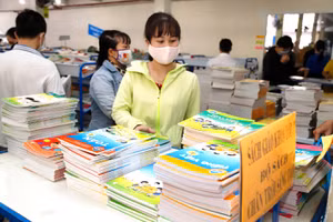 Phụ huynh tìm mua sách giáo khoa cho con trước thềm năm học mới. Ảnh: IT
