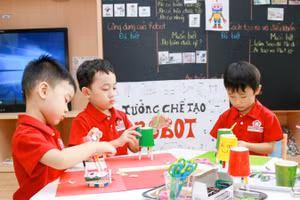 Giờ học chế tạo robot theo mô hình STEM của học sinh tiểu học. Ảnh minh họa