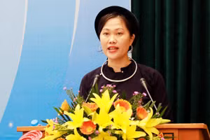 Cô Đoàn Thị Hải Yến - Trường THPT Mỏ Trạng tham luận về truyền cảm hứng cho giáo viên, học sinh.