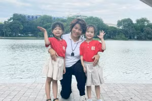 Cô giáo Lê Thị Giáng Tuyết bên học sinh của trường trong một hoạt động dã ngoại bên Bờ Hồ Hoàn Kiếm, Hà Nội.