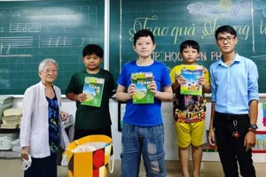 Trẻ theo học ở lớp xóa mù chữ sẽ được chính quyền địa phương hỗ trợ sách vở và đồ dùng học tập.