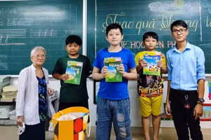 Trẻ theo học ở lớp xóa mù chữ sẽ được chính quyền địa phương hỗ trợ sách vở và đồ dùng học tập.