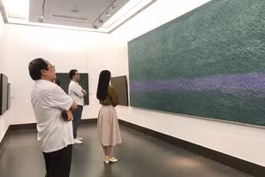 Triển lãm ‘Người đàn bà đi tới mặt trời’ của họa sĩ Đỗ Chung vừa được khai mạc tại Hà Nội. 