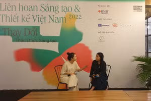 Đối thoại với hai nghệ sĩ trẻ về chiếc chổi lông gà