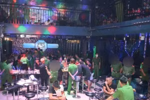Công an TP Ninh Bình tiến hành kiểm tra quán bar Jet lounge - ảnh CANB