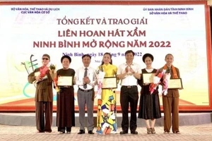 Ban tổ chức trao 5 tiết giải A tại Liên hoan hát Xẩm mở rộng năm 2022.