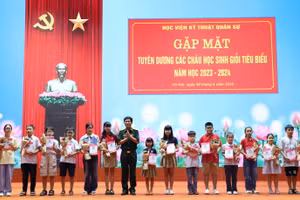 Thượng tá Đỗ NGọc Thanh Phó Chủ nhiệm Chính trị Học viện trao quà cho các cháu.