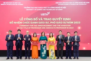 Tân GS Đinh Thị Mai Thanh (áo dài xanh), PGS Mai Hương (áo dài đỏ) và PGS Nguyễn Thị Kiều Oanh (áo dài vàng) nhận quyết định bổ nhiệm chức danh GS, PGS.